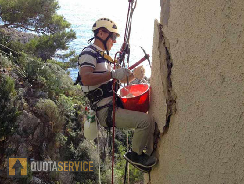 Operatore su fune rimuove parti instabili da una facciata a Viterbo